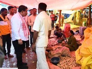  मर्दापाल के साप्ताहिक बाजार में अचानक पहुंचे उप मुख्यमंत्री विजय शर्मा