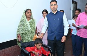  कलेक्टर जनदर्शन में दिव्यांग बालिका को मिली व्हीलचेयर