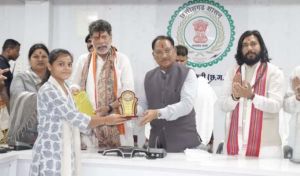 मुख्यमंत्री विष्णुदेव साय ने मेधावी विद्यार्थियों का किया सम्मान मुख्यमंत्री विष्णुदेव साय ने मेधावी विद्यार्थियों का किया सम्मान