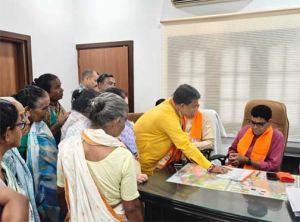 'सहयोग केन्द्र' में राजस्व मंत्री वर्मा ने किया कार्यकर्ताओं से संवाद 'सहयोग केन्द्र' में राजस्व मंत्री वर्मा ने किया कार्यकर्ताओं से संवाद
