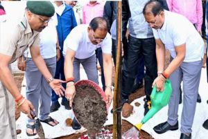  मुख्यमंत्री  विष्णु देव साय ने एक पेड़ माँ के नाम अभियान के तहत किया पौधारोपण