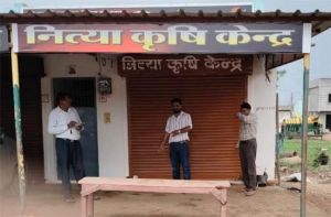  नियम विरूद्ध कीटनाशी का विक्रय करने पर ग्राम सुकुलदैहान के नित्या कृषि केन्द्र एवं रत्ना कृषि केन्द्र किया गया सील