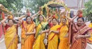  कलश यात्रा में शामिल हुईं महाराष्ट्र मंडल की महिलाएं