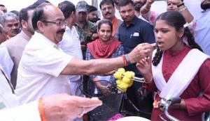  उप मुख्यमंत्री अरुण साव ने शाला प्रवेश उत्सव में बच्चों को तिलक लगाकर कराया शाला प्रवेश