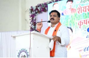 उप मुख्यमंत्री विजय शर्मा ने किसानों को वितरित किए शेयर प्रमाण पत्र