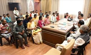   उप मुख्यमंत्री विजय शर्मा ने नक्सल प्रकरणों की वापसी को लेकर बस्तर के युवाओं से की मुलाकात