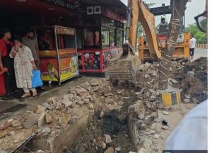  निगम  ने  विधानसभा मार्ग क्षेत्र में जलभराव  की समस्या दूर करने नाले पर निर्मित 5 अवैध पाटो को तोड़ा  