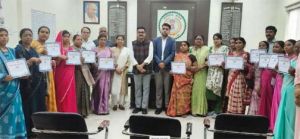  कलेक्टर ने उत्कृष्ट कार्य के लिए मितानिनों को किया सम्मानित