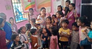  बच्चों के चेहरों पर मुस्कान, कर्मचारियों का जन्मदिन बना यादगार
