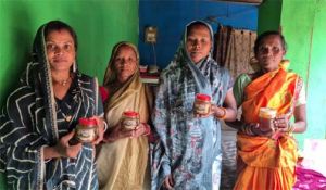 महुआ के अचार और शहद से बदल रही ग्रामीण महिलाओं की तकदीर महुआ के अचार और शहद से बदल रही ग्रामीण महिलाओं की तकदीर