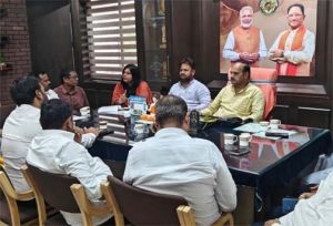 सभापति सूर्यकान्त राठौड़ ने निराश्रित पेंशन हितग्राहियों को सुविधाजनक तरीके से पेंशन प्रदान करने के दिए निर्देश सभापति सूर्यकान्त राठौड़ ने निराश्रित पेंशन हितग्राहियों को सुविधाजनक तरीके से पेंशन प्रदान करने के दिए निर्देश