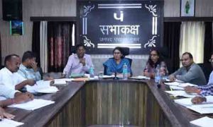  कलेक्टर ने की जनपद पंचायत कार्यालय गुरूर में राजस्व एवं कृषि विभाग के कार्यों की समीक्षा 