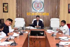  कलेक्टर ने समय-सीमा बैठक में शासन की प्राथमिकता वाली योजनाओं की प्रगति की समीक्षा की
