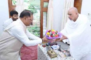 गुरु पूर्णिमा पर मुख्यमंत्री ने अघोर गुरु पीठ बनोरा में किए गुरु दर्शन, बाबा प्रियदर्शी राम से लिया आशीर्वाद