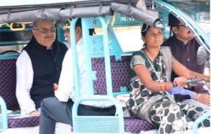  महिलाएं हो रही हैं सशक्त एवं सक्षम ई-रिक्शा में बैठकर स्पीकर हाउस के लिए रवाना हुए विधानसभा अध्यक्ष  