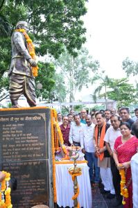 राष्ट्रकवि डॉ. मैथिलीशरण गुप्त का 140 वीं जयंती पर किया नमन