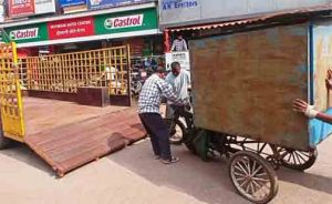 नेहरू नगर चौक से मौर्या टॉकीज मार्ग तक अवैध पार्किंग व गुमटियों पर निगम और पुलिस की संयुक्त कार्रवाई नेहरू नगर चौक से मौर्या टॉकीज मार्ग तक अवैध पार्किंग व गुमटियों पर निगम और पुलिस की संयुक्त कार्रवाई