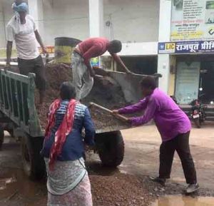नगर निगम द्वारा नियमित साफ-सफाई, जलनिकासी और सड़क मरम्मत कार्य किया जा रहा
