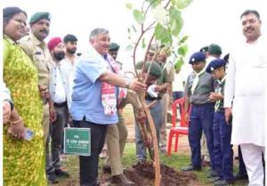  मंत्री राजेश अग्रवाल ने अंबिकापुर के हर्राटिकरा में किया एक पेड़ माँ के नाम 3.0 अभियान का शुभारंभ