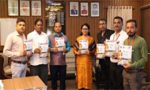  कलेक्टर श्रीमती मिश्रा ने &lsquo;आजादी विशेषांक&rsquo; पत्रिका का किया विमोचन