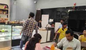  खाद्य सुरक्षा विभाग की टीम द्वारा की जा रही कार्रवाई