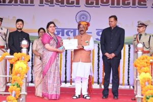 स्वतंत्रता दिवस के अवसर पर उत्कृष्ट कार्य करने वाले अधिकारी-कर्मचारी सम्मानित