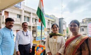  जिला जनसंपर्क कार्यालय में ध्वजारोहण