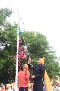 संभागायुक्त कार्यालय में ध्वजारोहण