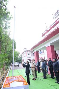 कलेक्टर ने किया ध्वजारोहण