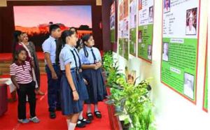  विद्यार्थियों ने देखी स्वतंत्रता संग्राम सेनानियों और &lsquo;वंदे मातरम&rsquo; पर आधारित छायाचित्र प्रदर्शनी