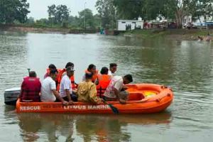  मॉकड्रिल: बाढ़ में डूब रहे लोगों को रेस्क्यू टीम ने तुरंत बचाया