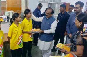 खेलो इंडिया तीरंदाजी सेंटर के खिलाड़ियों को उप मुख्यमंत्री एवं खेल मंत्री अरुण साव ने कीट वितरण कर बधाई दी