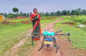  ड्रोन के पंखों से आत्मनिर्भरता की उड़ान, &lsquo;विष्णु भैया&rsquo; की योजनाओं से हेमलता बनीं ड्रोन दीदी