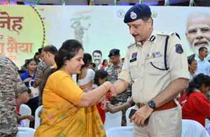 स्नेह की डोर विष्णु भैया मोर आयोजन में महापौर मीनल चौबे ने पुलिस कमिश्नर डॉ संजीव शुक्ला को बांधी राखी स्नेह की डोर विष्णु भैया मोर आयोजन में महापौर मीनल चौबे ने पुलिस कमिश्नर डॉ संजीव शुक्ला को बांधी राखी