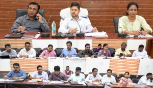 राजस्व अधिकारियों की समीक्षा बैठक में लंबित प्रकरणों के शीघ्र निराकरण के कलेक्टर ने दिए निर्देश