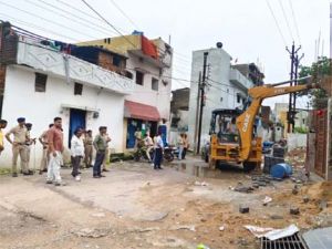 अनुमति के विपरीत निर्माणाधीन दो भवनों के फ्रंट एमओएस भवन के भाग को हटाने कार्रवाई
