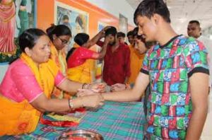  रायपुर सेंट्रल जेल में गायत्री परिवार ने मनाया अनोखा रक्षाबंधन: अपनों से दूर बंदियों के सूने हाथों में सजा विश्वास का धागा