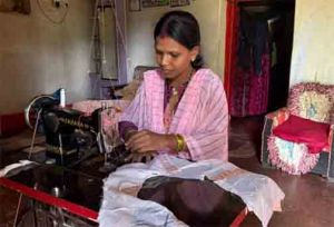   महतारी वंदन योजना से मिली आर्थिक संबल की ताकत, बचत से खरीदी सिलाई मशीन