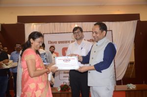 स्वस्थ्य और दीर्घायु होने की कामना कलेक्टर और नगर निगम आयुक्त ने रिटायर्ड हुए अधिकारी-कर्मचारी का किया सम्मान, दी विदाई स्वस्थ्य और दीर्घायु होने की कामना कलेक्टर और नगर निगम आयुक्त ने रिटायर्ड हुए अधिकारी-कर्मचारी का किया सम्मान, दी विदाई