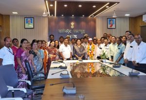 सेवानिवृत्त कर्मचारी नरोत्तम को कलेक्टर ने अवकाश नगदीकरण एवं भविष्य निधि की राशि भेंट कर दी भावभीनी विदाई