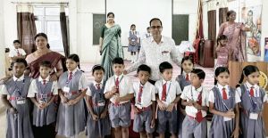 कक्षा में शत- प्रतिशत उपस्थित बच्चे पुरस्कृत