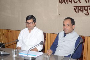कलेक्टर डॉ. गौरव सिंह ने ली  नगर पालिका निगम एवं नगरीय निकाय की समीक्षा बैठक