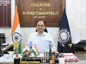  बीमार छात्रा से कुर्सी साफ कराने का मामला, कलेक्टर ने लिया संज्ञान