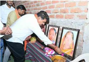  उप मुख्यमंत्री विजय शर्मा ने महाराष्ट्र सड़क हादसे में मृतकों के परिजनों से मिलकर व्यक्त की संवेदना