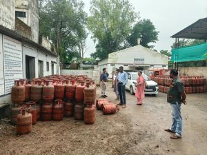 बालाजी गैस कंपनी के उपभोक्तओं ने ली राहत की सांस