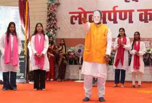  नमो सेवा-अनकही कहानियां : छात्रों ने प्रधानमंत्री श्री नरेन्द्र मोदी के 25 वर्षों की सेवा यात्रा का किया मंचन