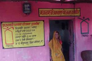 बालमचंद की बूढ़ी आंखों में चमक रही हैं पक्के मकान की खुशियां बालमचंद की बूढ़ी आंखों में चमक रही हैं पक्के मकान की खुशियां