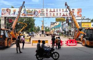  सुगम एवं सुरक्षित यातायात के लिए चंद्रा मौर्या चौक से प्रवेश द्वार हटाया गया