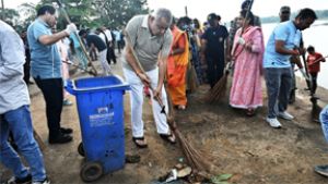  स्वच्छता की शपथ लेकर छठ घाट पर उतरे जनप्रतिनिधि, अधिकारी और नागरिक