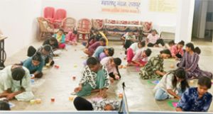  दिव्यांग बालिका विकास गृह की बच्चियों ने बनाई रंगोली, ड्राइंग